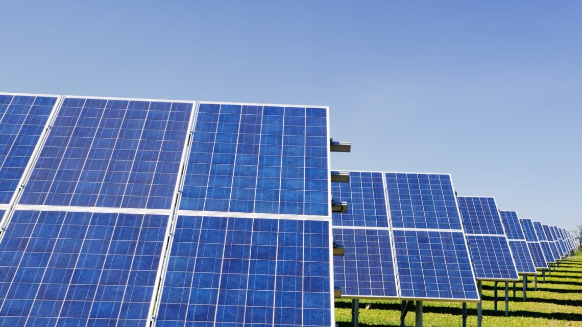 Solenergis Samspil med Innovation: Belysning af Forretningsvækst i en Bæredygtig Æra
